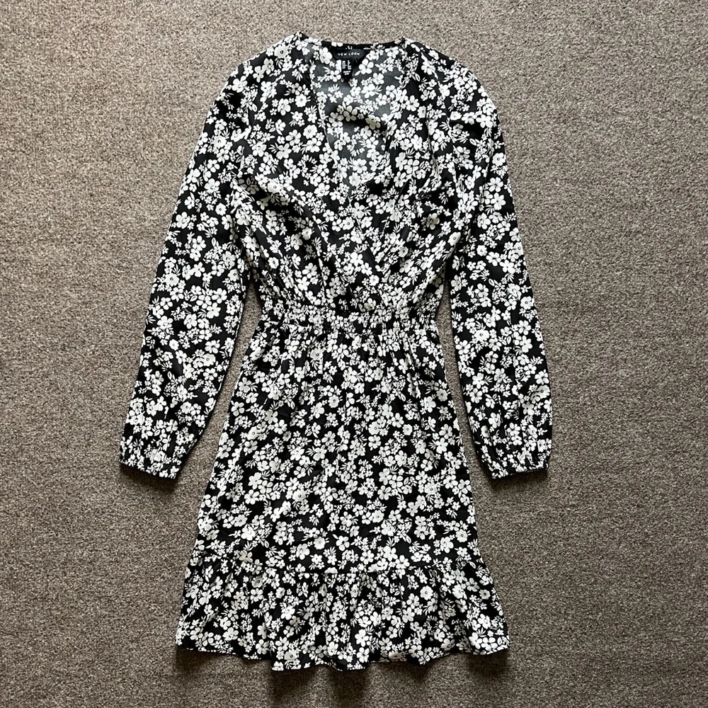 New Look Black White Floral V Neck Long Sleeve Dress A-Line Ruffle Hem Size 0/XS
